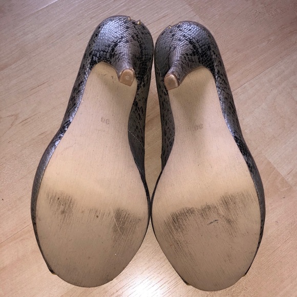 5|48 Snake embossed heel peep toe heel. - Picture 9 of 9